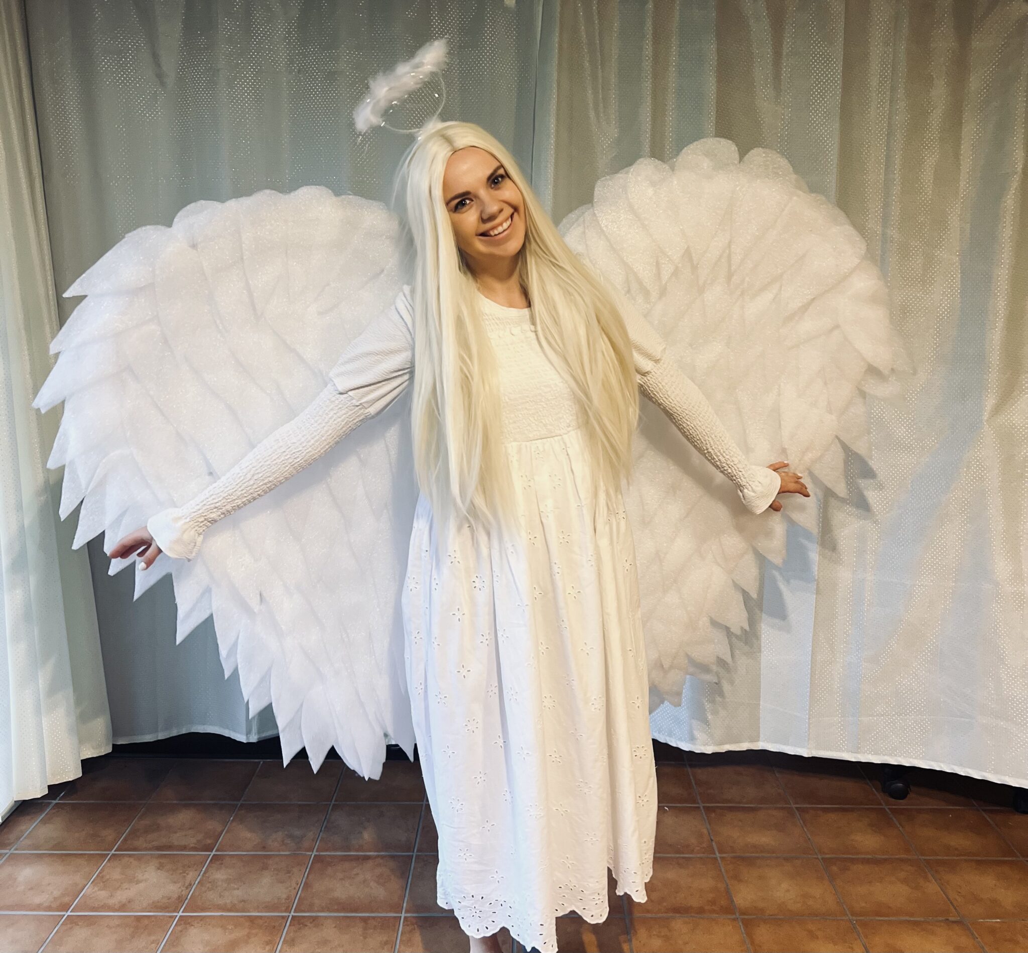 Animatorius angelas vaikų šventei su sparnais.